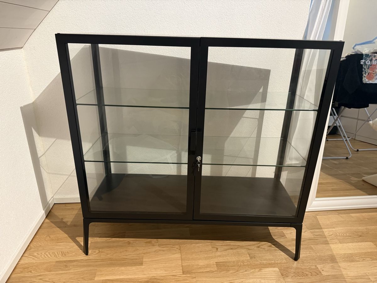 Ikea Vitrinen: Milsbo Glasvitrine schwarz – Neu (gemäss Beschreibung) aus Steinmaur von Naina