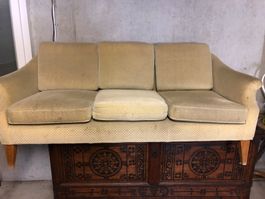 Älteres klassisches Sofa günstig abzugeben