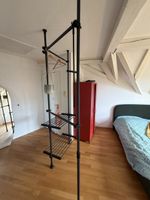 Teleskop Kleiderständer schwarz mit Regalen perfekt Zustand