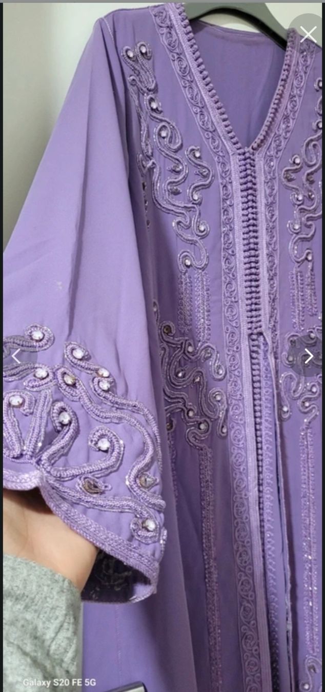 Vestiti: Caftan violet brodé, taille M/L, comme neuf  – Nuovo (secondo la descrizione) da La Chaux-de-Fonds venduto da Luxary.25cachmirepro 1