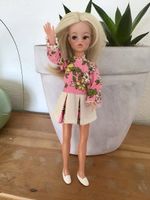 Gauntlet Sindy  etwa 1972 mit gerooteten Haaren, Kleid 1973