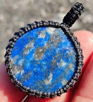 Anhänger L-6437 – Lapislazuli Makramee ca. 3x3cm