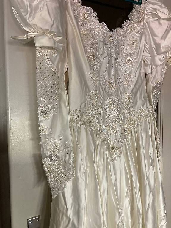 Robes: Robe de mariée vintage organza 38-40 – D'occasion à Le Vaud par din_2fj7 1