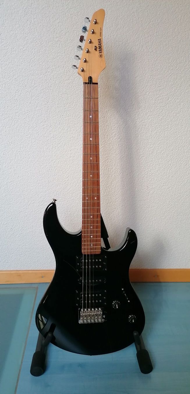 Yamaha Strumenti musicali: Elektro-Gitarre Yamaha ERG 121 – Usato da Bönigen venduto da sacaramoscht