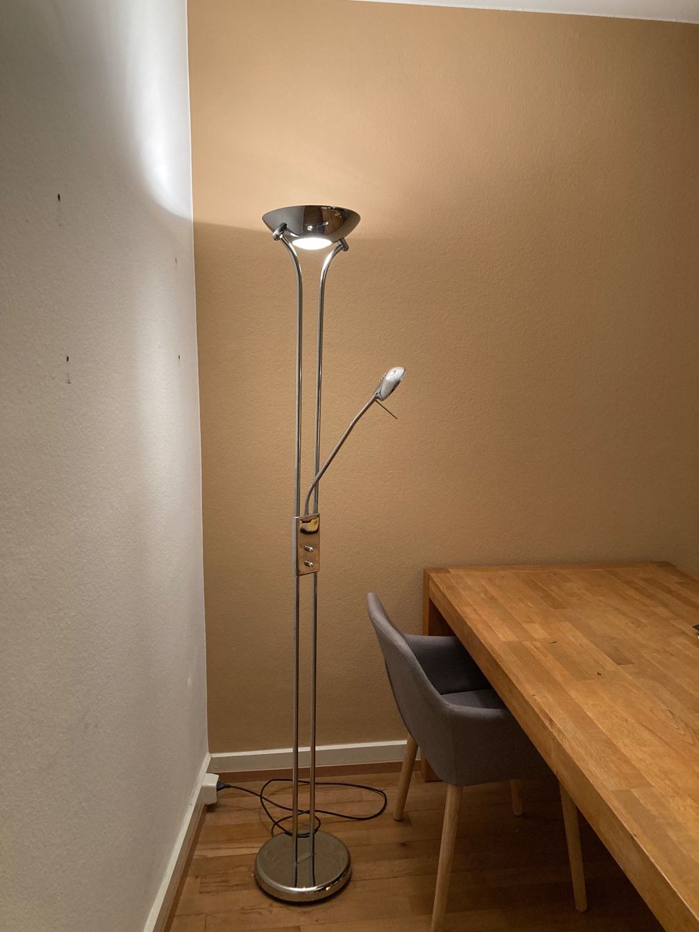 Lampade: Stehlampe mit Leselampe, Metall, Silber – Usato da Zürich venduto da mdmey