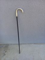 Canne ancienne en bois et poignée en argent 800 avec décor
