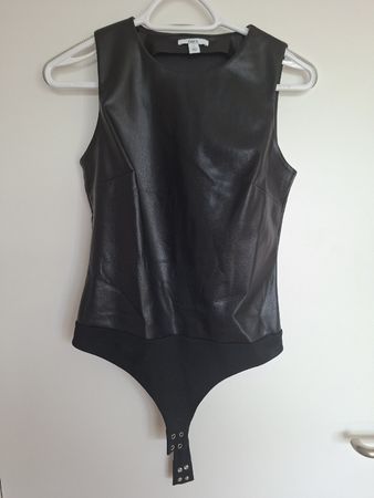 Eleganter schwarzer Body, ärmellos