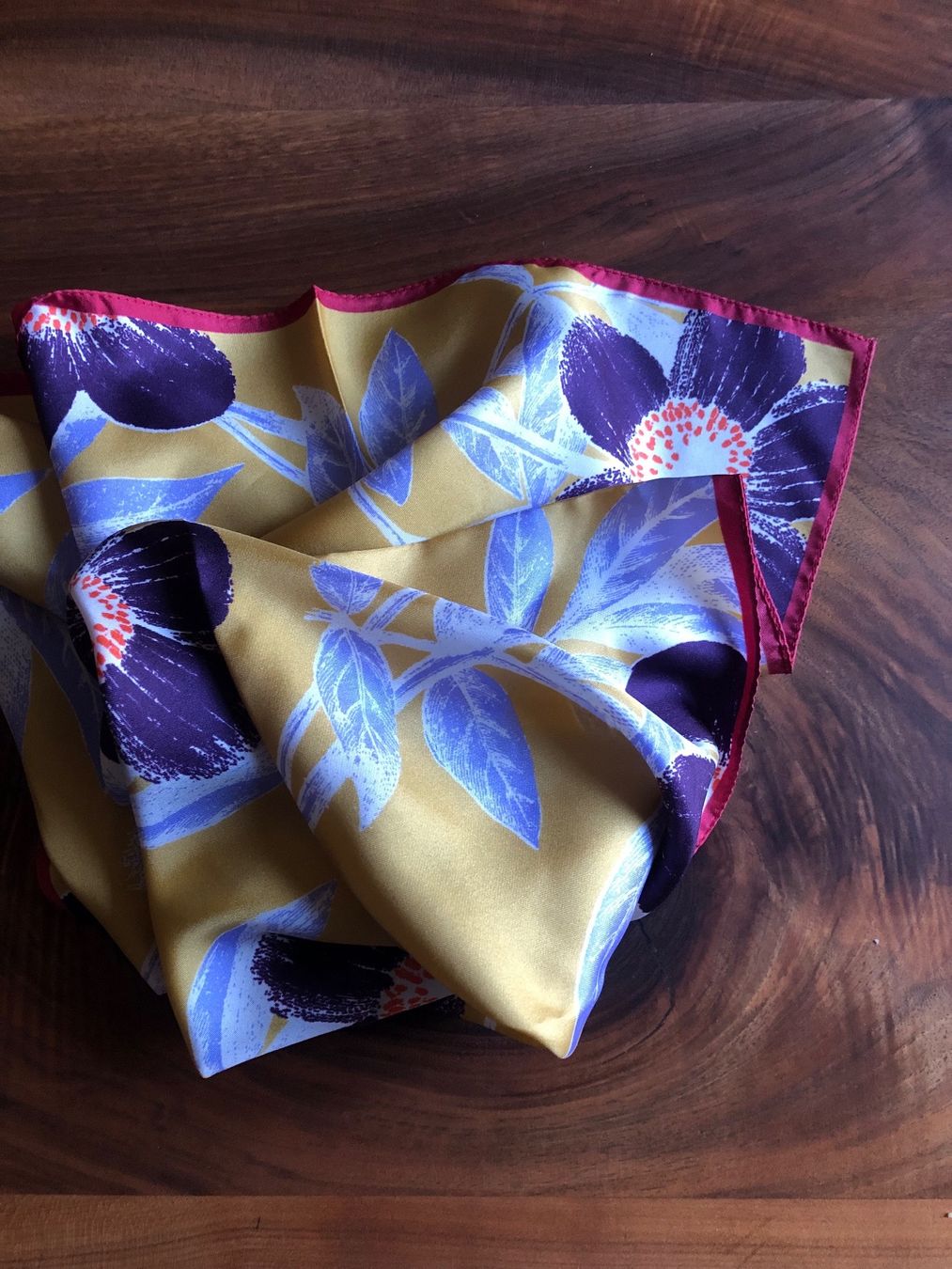 Foulard & Sciarpe: Foulard soie EPICE 64cm par 64cm – Nuovo e nell'imballaggio originale da Arnex-sur-Orbe venduto da cameleonfringant 1
