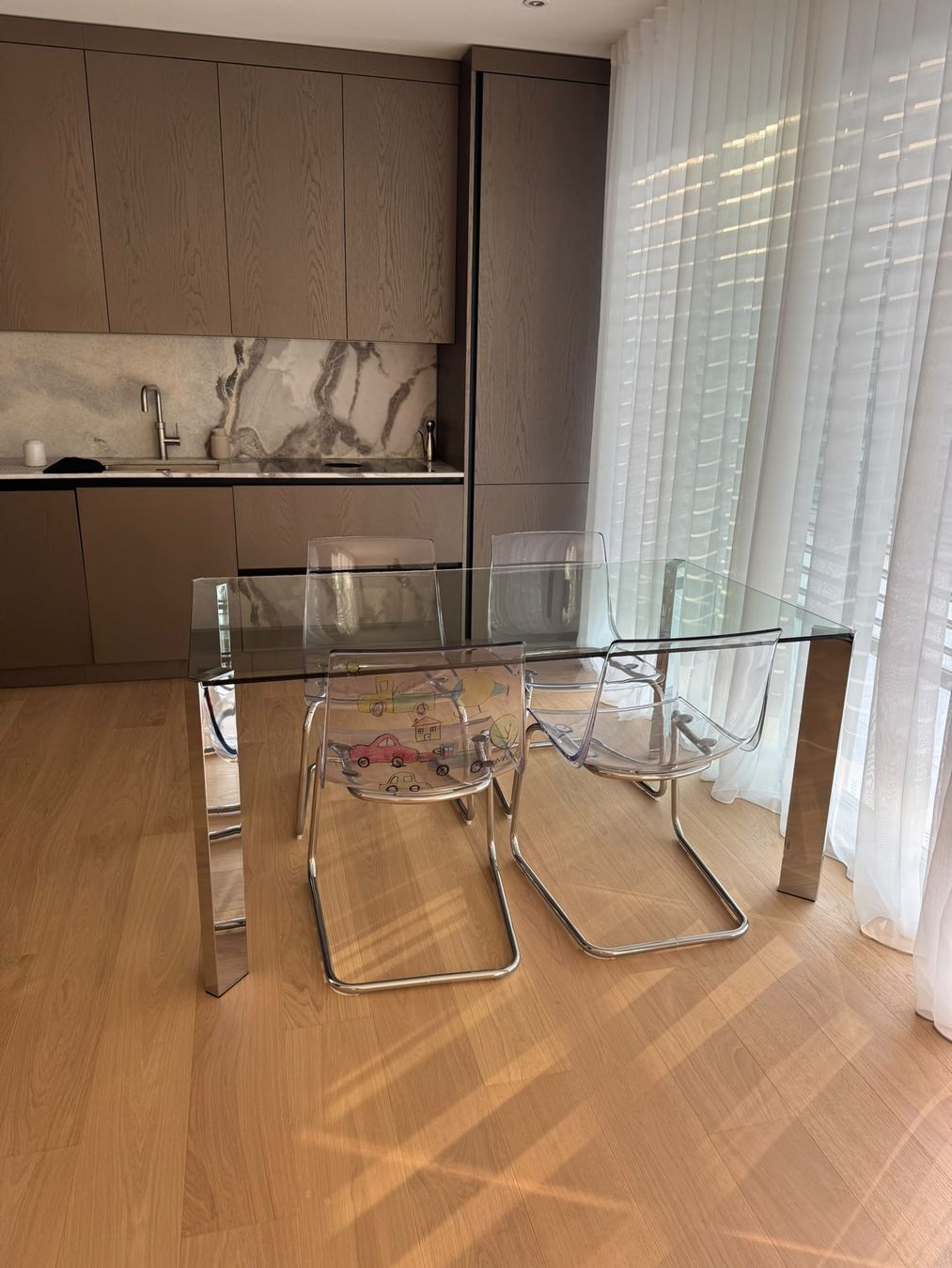 Ikea Tischset: Glastisch mit Acrylstühlen – Gebraucht aus Riehen von den_yvy7 1