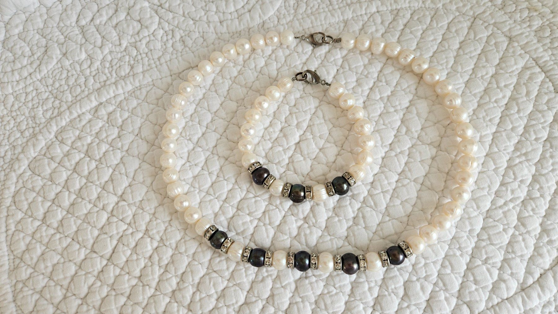 Altri gioielli: Süsswasser Perlenkette & Armband mit Strass Perlenset – Usato da Gossau ZH venduto da fashiontwo 7