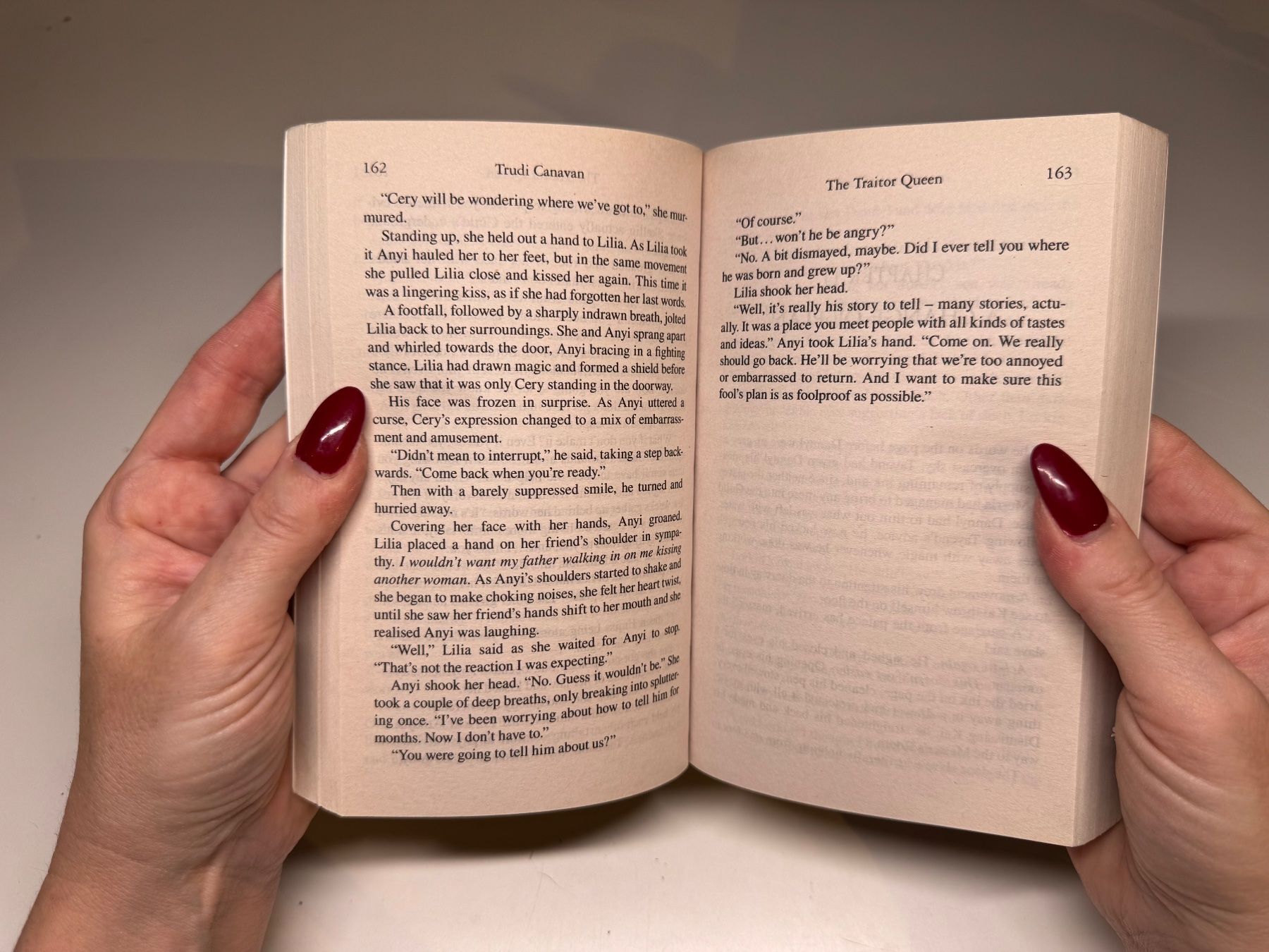 Livres: NOVEL: Trudy Canavan, Traitor Queen – D'occasion à Grosswangen par English_books 6