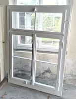 Altes zweiflügeliges historisches Holzfenster mit Oberlicht