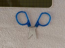 Mini-Schere mit blauen Griffen – ideal für unterwegs ✂️