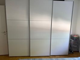 Schwebetürenschrank weiss mit 3 Tueren Breite 280cm gebrauch