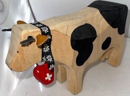 Handgeschnitzte Holzkuh mit Herzglocke, Schweizer Deko