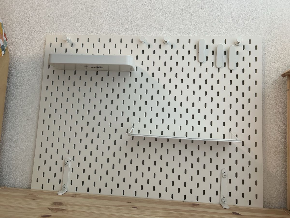 Ikea Wandtafeln: IKEA SKADIS Pegboard Organizer w/ Shelves & Hooks  – Gebraucht aus Zürich von mar_d7zz
