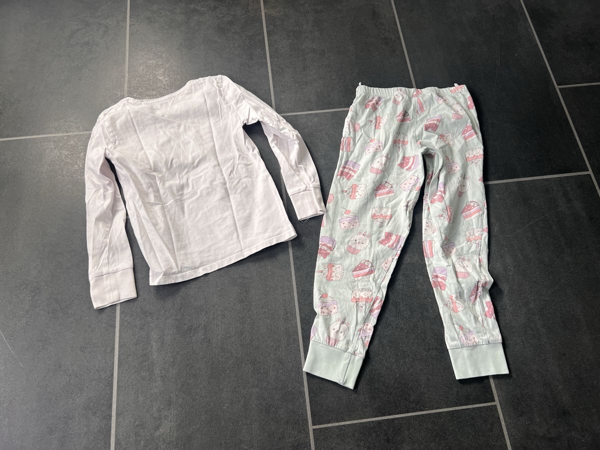 Pyjamas & Ähnliches: Pyjama Gr. 128 mit Cupcake-Motiv – Gebraucht aus Thun von Siladi 3