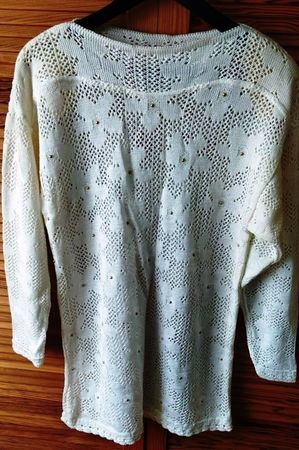 Pullover in Weiss mit goldigen Nieten - Grösse 38 -