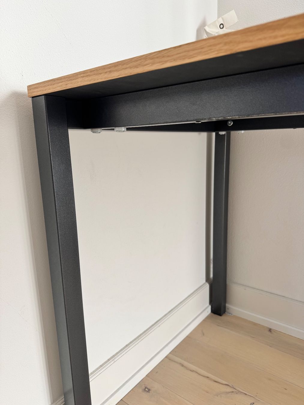 Pfister Schreibtische: Schreibtisch mit schwarzem Gestell – Gebraucht aus Winterthur von StellaMariabr 2