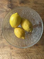 Vieux saladier en verre motif floral, idéal pour l'été! 🍋