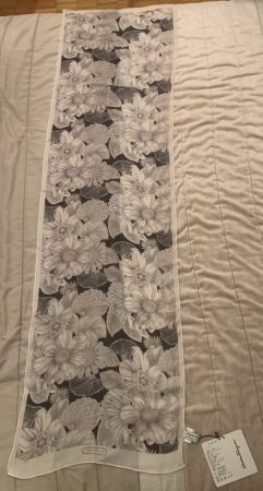 Salvatore Ferragamo Seidenschal mit Blumenmuster, Neu!