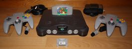 Nintendo 64 Konsole mit zwei Controllern und Super Mario 64