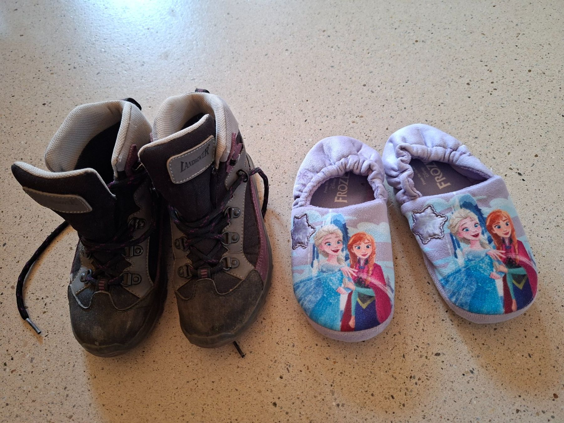 Chaussures filles: Wanderschuhe und Hausschuhe Gr. 32 – D'occasion à Schwerzenbach par wijtske