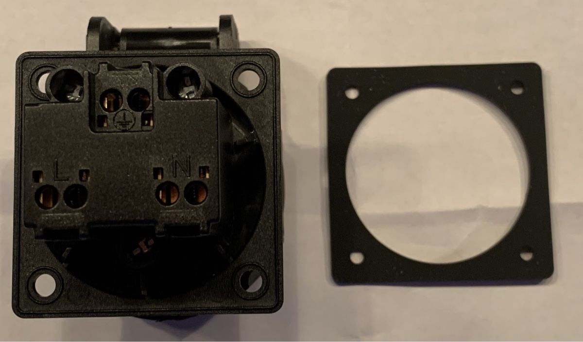 Spine: EB-Steckdose IP55 250V 16A mit Klappe Aussenbereich – Nuovo (secondo la descrizione) da Niederrohrdorf venduto da troch 2