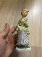Figurina donna in porcellana con cappello e borsa