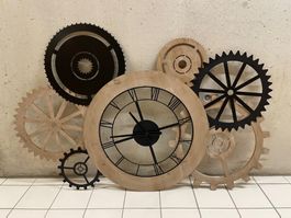 Grande horloge murale décorative, design engrenages bois