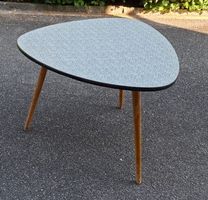 Nierentisch hellgrau gemustert Holzbeine Retro