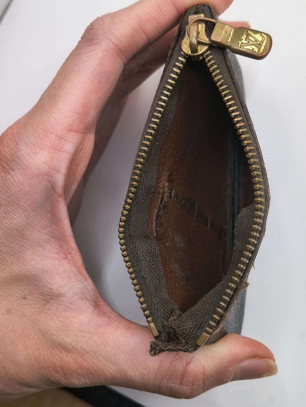 Louis Vuitton Portafogli: Louis Vuitton Monogram Zip Pouch - Heavily Worn – Difettoso da Villars-sur-Ollon venduto da VicJ 4