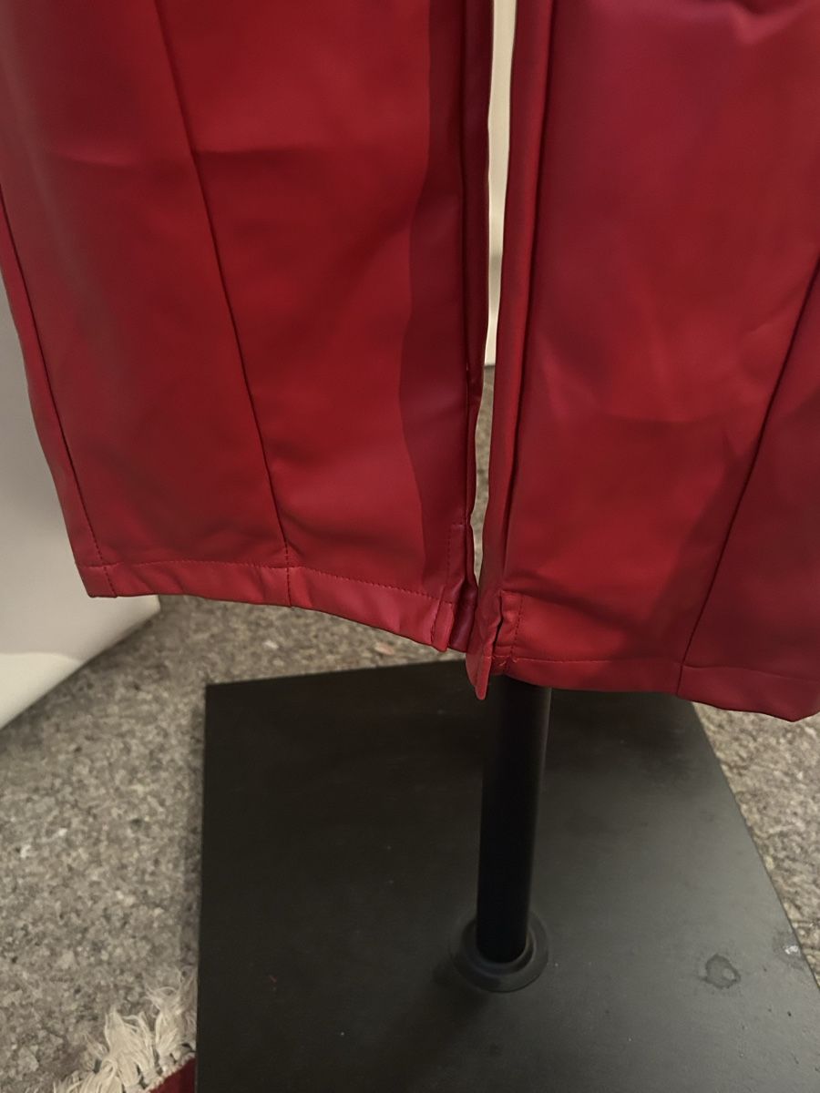 Pantaloni: Rote Kunstlederhose, Grösse L neuwertig – Nuovo (secondo la descrizione) da Bettlach venduto da Aresdiego 2