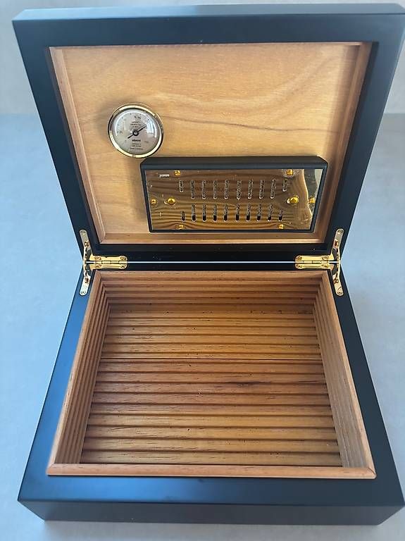 Humidor per sigari: Humidor – Usato da Hombrechtikon venduto da Mdivad