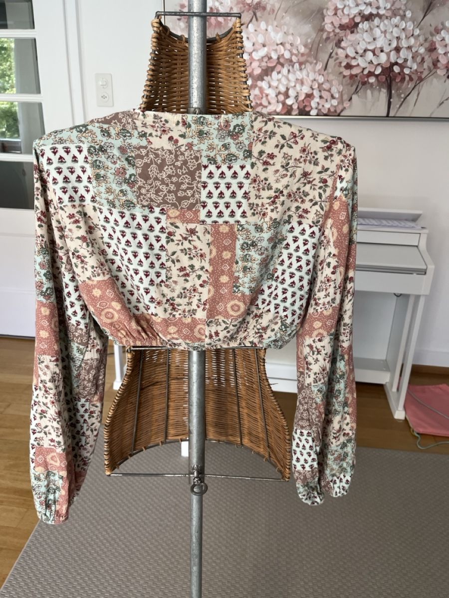 Pull&Bear Blusen: Bluse Crop Patchwork Blumenprint, Pull&Bear,  – Gebraucht aus Solothurn von Bobesch08 4