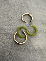 2x trendige Creolen, Gold & Olivgrün, Frühlings-Accessoires