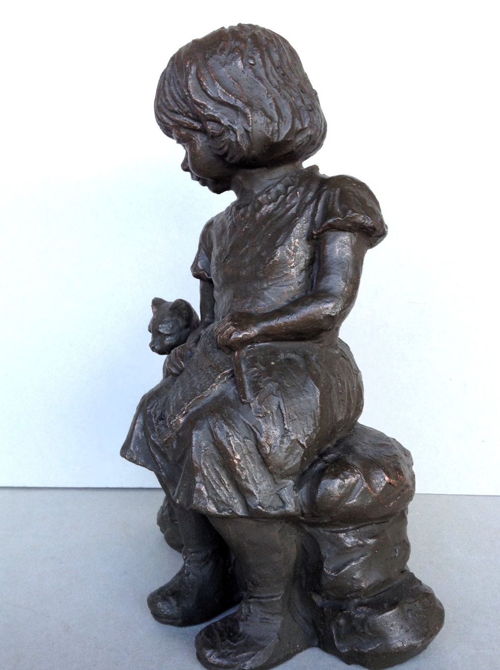 Skulpturen & Statuen: Keramik Skulptur bronziert, strickendes Mädchen mit Katze – Gebraucht aus Alpnach Dorf von MZ001 4