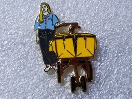 Ansteckpin 43: Deutsche Post Postfrau