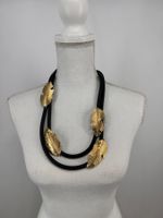 Collier noir orné de feuilles dorées
