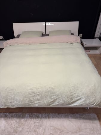 Bettgestell 160cm  mit Nachttischen und Lattenrost