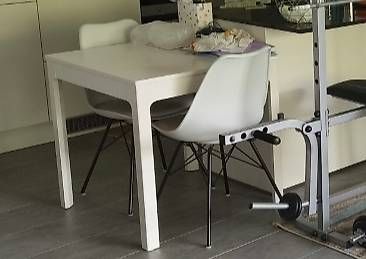 Set de table et chaises: Table et 4 chaises – D'occasion à St-Pierre-Clages par Camaro1973