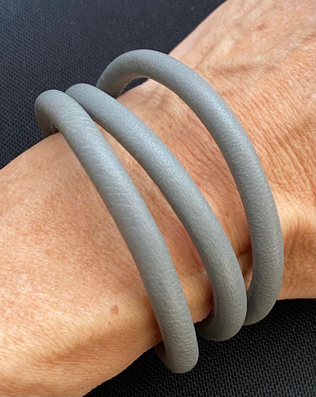 Bracciali & Braccialetti: Lederarmband 60cm, Verschluss magnetisch, grau – Usato da Reichenburg venduto da Noxima