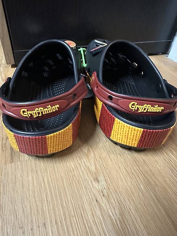 Crocs Herrenschuhe: Crocs Harry Potter Gryffindor (38-39) – Neu und originalverpackt aus Embrach von ale_z5t9 2