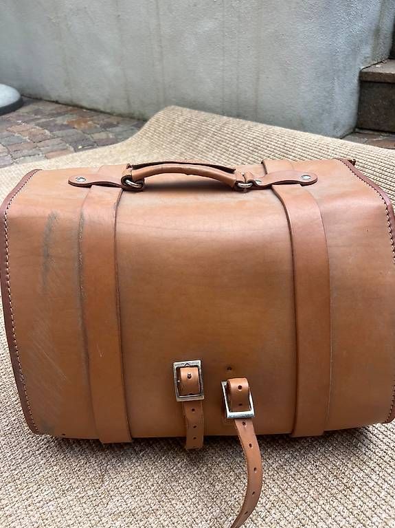 Valigie: Original Vespa Leather Case – Usato da Zürich venduto da patriziaperlini 1