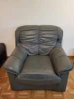 Grauer Sessel