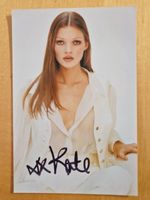 Kate Moss, Original Autogramm auf Foto in Farbe