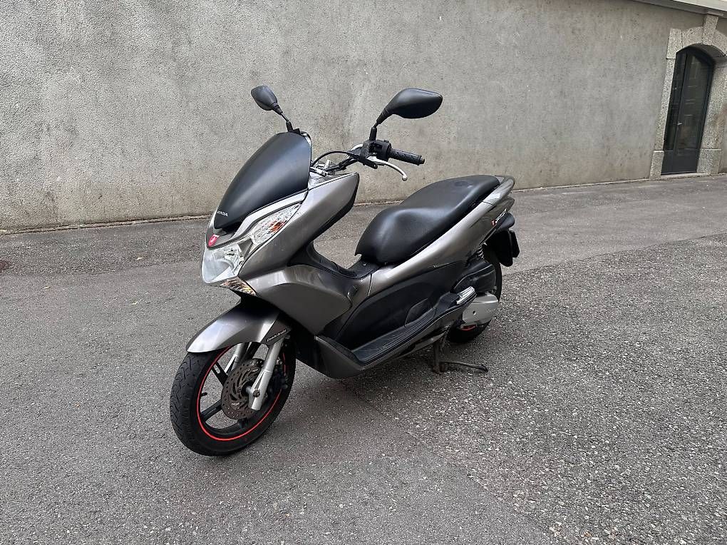 Scooter: Honda PCX 125 expertisé – Usato da Fribourg venduto da Sam189