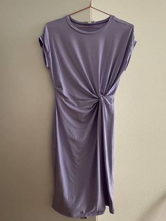 Lavendelfarbenes Kleid mit Knotendetail