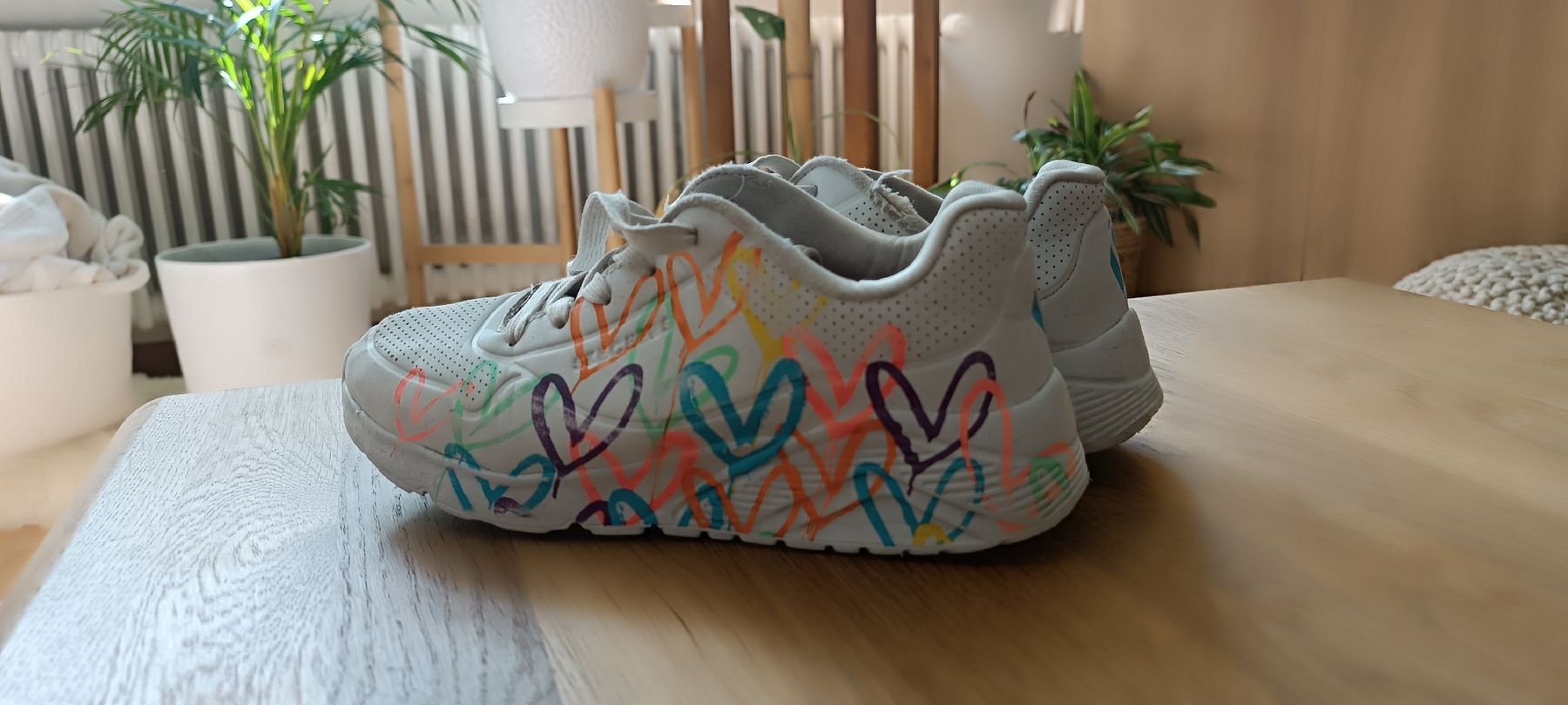 Skechers Schuhe für Mädchen: Coole Skechers Sneaker mit Herzen, Gr. 35 – Gebraucht aus Geroldswil von Smartie1987 1