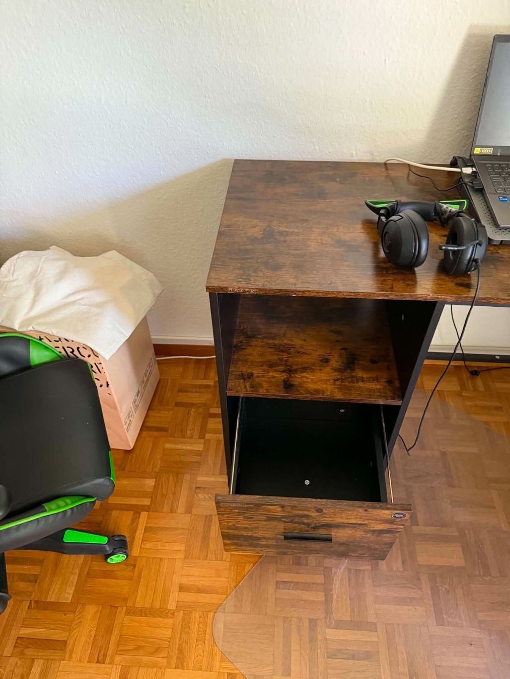 Scrivanie: Bureau d'angle avec étagère et tiroir (gratuit) – Usato da Puplinge venduto da ann_dt8g 3